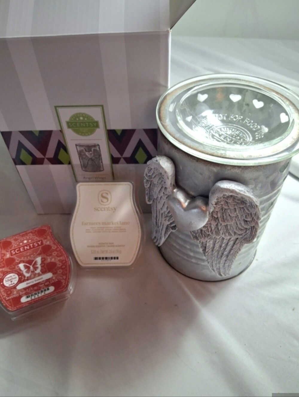 NWT Scentsy Angel Wings 17 Cm Heart Warmer. Extras: Farmers Market & Berry